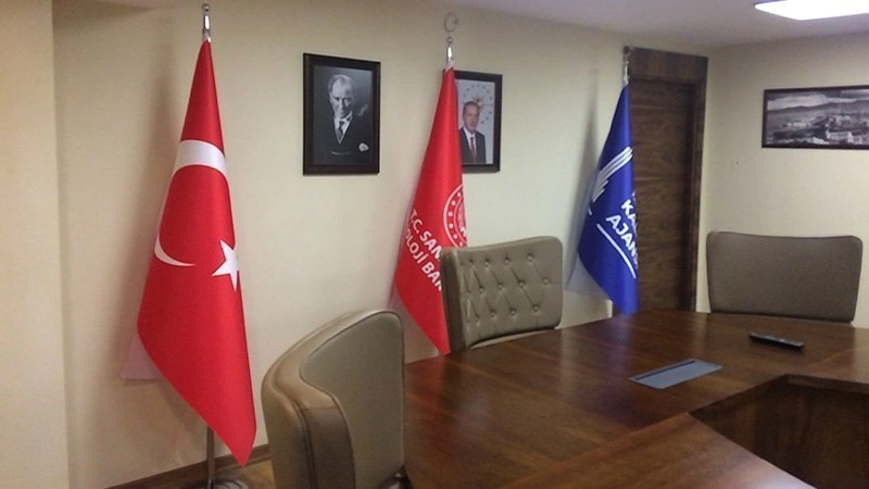 Krom direkli makam bayrağı modeli