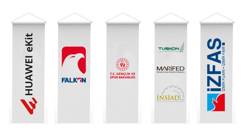 Kurumsal etkinlikte sergilenen özel ölçülü kırlangıç bayraklar