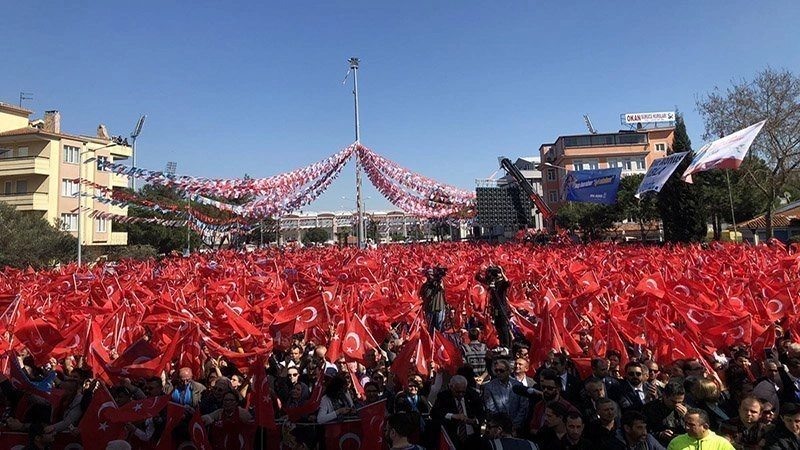 Seçim mitingi için parti bayrakları