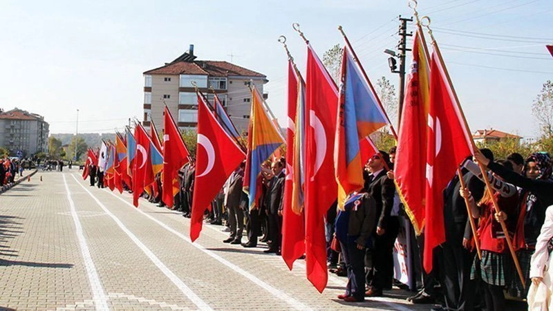 Törende kullanılan okul flaması örneği